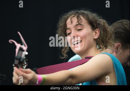 Les femmes du jour des pluies qui se sont spectacle vivent sur scène au 14ème. International Roots and Acoustic Music at the Gate to Southwell Music Festival. Banque D'Images