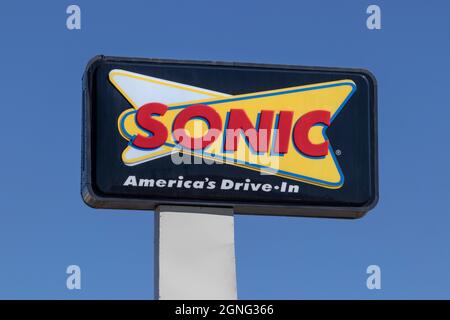 Gallup - Circa septembre 2021 : site de restauration rapide Sonic Drive-In. Sonic est une chaîne de restaurants avec drive-in. Banque D'Images