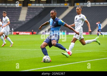 MILTON KEYNES, Royaume-Uni, 25 SEPT Wycombe Wanderers Jordan Obita lors de la première moitié de la Sky Bet League One match entre MK Dons et Wycombe Wanderers au stade MK, Milton Keynes, le samedi 25 septembre 2021. (Credit: John Cripps | MI News) Credit: MI News & Sport /Alay Live News Banque D'Images