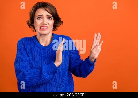 Portrait d'une fille attrayante inquiet mauvaise nouvelle négative réaction ne montrant aucun signe isolé sur un arrière-plan de couleur orange vif Banque D'Images