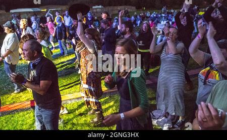 Les amateurs de musique profitent de la musique live au 14ème. International Roots and Acoustic Music at the Gate to Southwell Music Festival. Banque D'Images