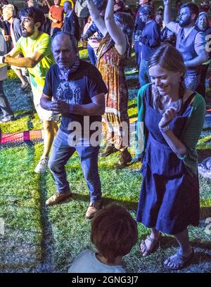 Les amateurs de musique profitent de la musique live au 14ème. International Roots and Acoustic Music at the Gate to Southwell Music Festival. Banque D'Images