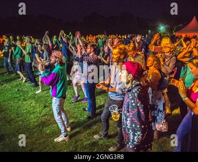 Les amateurs de musique profitent de la musique live au 14ème. International Roots and Acoustic Music at the Gate to Southwell Music Festival. Banque D'Images