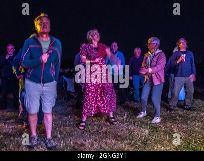 Les amateurs de musique profitent de la musique live au 14ème. International Roots and Acoustic Music at the Gate to Southwell Music Festival. Banque D'Images