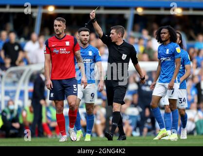 Patrick Bauer de Preston North End (à gauche) affiche une carte jaune lors du match du championnat Sky Bet à St. Andrew's, Birmingham. Date de la photo: Samedi 25 septembre 2021. Banque D'Images