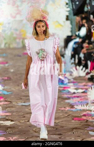 Modèle féminin sur la passerelle dans la salle de bal de l'hôtel Dorchester modélisation vin + Omi future Flowers dessins de mode pour la semaine de la mode de Londres Banque D'Images