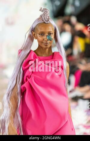 Modèle féminin sur la passerelle dans la salle de bal de l'hôtel Dorchester modélisation vin + Omi future Flowers dessins de mode pour la semaine de la mode de Londres Banque D'Images