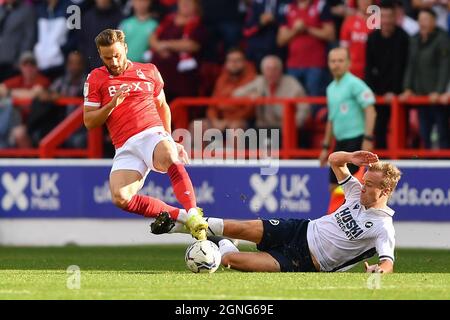 NOTTINGHAM, ROYAUME-UNI. 25 SEPT Maikel Kieftenbeld de Millwall foules Philip Zinkernagel de la forêt de Nottingham lors du match de championnat Sky Bet entre la forêt de Nottingham et Millwall au City Ground, Nottingham, le samedi 25 septembre 2021. (Credit: Jon Hobley | MI News) Credit: MI News & Sport /Alay Live News Banque D'Images