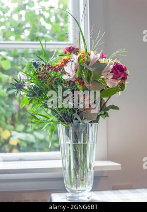 Fleurs dans un vase en cristal. Photo: Bo Arrhed Banque D'Images