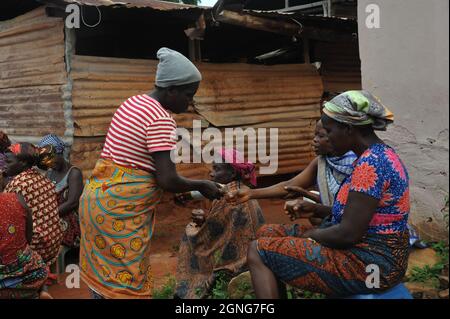 (210925) -- ACCRA, le 25 septembre 2021 (Xinhua) -- les femmes boivent du jus de noni produit par une entreprise locale à Dodome, dans la région de Volta, au Ghana, le 10 septembre 2021. Les entreprises locales donnent gratuitement des insectifuges organiques aux habitants, certains pour avoir maculé sur le corps et d'autres pour avoir brûlé dans leurs chambres pour repousser les attaques des phlébotomines, qui peuvent causer des lésions cutanées graves et des infections parasitaires à la leishmaniose. Ils font également don de suppléments alimentaires certifiés produits à partir de la plante noni aux locaux comme immunostimulants contre les infections causées par les piqûres d'insectes. POUR ALLER AVEC 'Feature: Agriculture ghanéenne c Banque D'Images