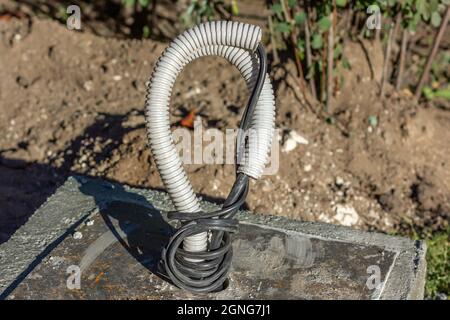 Câble électrique dans un tuyau annelé. Unité électrique pour la lanterne. Banque D'Images