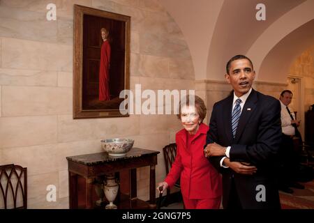 Le président Barack Obama et l'ancienne première dame Nancy Reagan marchent côte à côte à travers le Centre Hall à la Maison Blanche, le 2 juin 2009. À gauche de Mme Reagan, son portrait officiel de la Maison-Blanche est la première dame. (Photo officielle de la Maison Blanche par Pete Souza) cette photo officielle de la Maison Blanche est mise à la disposition des organismes de presse pour publication et/ou pour impression personnelle par le(s) sujet(s) de la photo. La photographie ne peut être manipulée d'aucune manière ou utilisée dans des documents, des publicités, des produits ou des promotions qui, de quelque manière que ce soit, suggèrent l'approbation ou l'approbation du Président, Banque D'Images