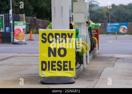 Spanish Green, Hampshire, Royaume-Uni. 25 septembre 2021. La piste de la station-service BP à Spanish Green dans le Hampshire sur l'A33 entre Basingstoke et Reading comporte de grands panneaux indiquant Désolé pas d'essence/diesel après avoir manqué d'essence et de diesel en raison des achats de panique et de la pénurie de chauffeurs de camions. Crédit photo : Graham Hunt/Alamy Live News Banque D'Images