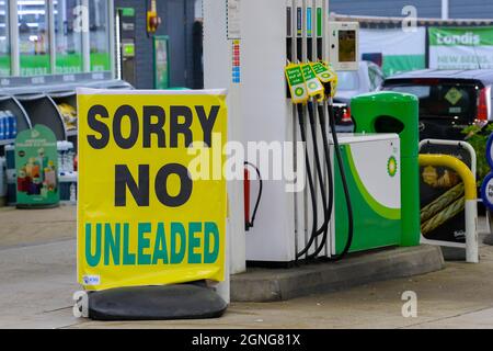 Spanish Green, Hampshire, Royaume-Uni. 25 septembre 2021. La piste de la station-service BP à Spanish Green dans le Hampshire sur l'A33 entre Basingstoke et Reading comporte de grands panneaux indiquant Désolé pas d'essence/diesel après avoir manqué d'essence et de diesel en raison des achats de panique et de la pénurie de chauffeurs de camions. Crédit photo : Graham Hunt/Alamy Live News Banque D'Images