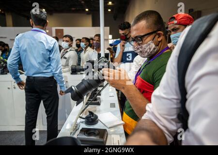 New Delhi, Inde. 25 septembre 2021. Un photographe professionnel vérifie l'objectif de l'appareil photo lors de l'exposition photo Video Asia 2021 qui s'est tenue à Pragati Maidan (le plus grand centre d'exposition) à New Delhi.photo Video Asia est une plate-forme B2B pour l'industrie de la photographie et de la vidéographie en Inde, qui fournit un environnement de réseautage profond aux parties prenantes ou aux hommes d'affaires. Crédit : SOPA Images Limited/Alamy Live News Banque D'Images