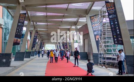 New Delhi, Inde. 25 septembre 2021. Photographes et vidéastes visitent l'exposition photo Video Asia 2021 qui se tient à Pragati Maidan (le plus grand centre d'exposition) à New Delhi.photo Video Asia est une plate-forme B2B pour la photographie et l'industrie de la vidéo en Inde, qui fournit un environnement de réseautage profond aux parties prenantes ou aux hommes d'affaires. Crédit : SOPA Images Limited/Alamy Live News Banque D'Images