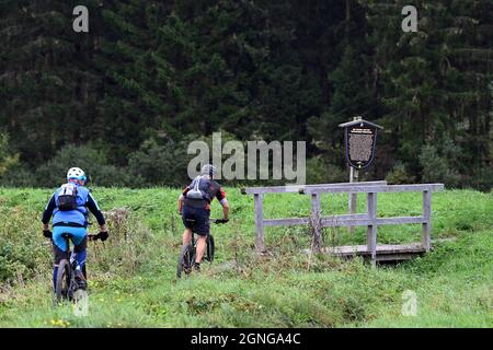 Clausthal Zellerfeld, Allemagne. 25 septembre 2021. Deux motards de montagne longent une piste dans un fossé de l'Oberharzer Wasserregal. Credit: Swen Pförtner/dpa/Alay Live News Banque D'Images