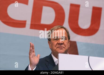 Aix-la-Chapelle, Allemagne. 25 septembre 2021. Armin Laschet, chef de l'Union chrétienne-démocrate allemande (CDU) et candidat de la chancelière de la CDU/Union chrétienne-sociale (CSU), prononce un discours lors d'un rallye électoral de la CDU aux élections fédérales allemandes à Aix-la-Chapelle, en Allemagne, le 25 septembre 2021. Credit: Tang Ying/Xinhua/Alay Live News Banque D'Images