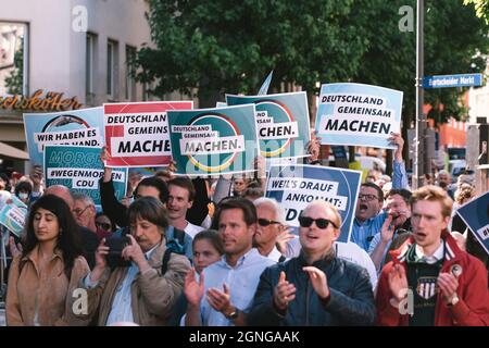 Aix-la-Chapelle, Allemagne. 25 septembre 2021. Les gens assistent à un rassemblement électoral de l'Union chrétienne-démocrate allemande (CDU) pour les élections fédérales allemandes à Aix-la-Chapelle, en Allemagne, le 25 septembre 2021. Credit: Tang Ying/Xinhua/Alay Live News Banque D'Images