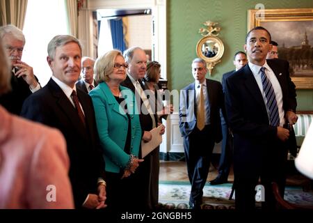 Le président Barack Obama attend dans la salle verte avec les membres du Congrès avant de présenter un discours appelant à un retour aux exigences statutaires de paiement à l'utilisation (PAYGO) qui placera la responsabilité fiscale dans la loi, le 9 juin 2009. (Photo officielle de la Maison Blanche par Pete Souza.) Cette photographie officielle de la Maison Blanche est mise à la disposition des organismes de presse pour publication et/ou pour impression personnelle par le(s) sujet(s) de la photographie. La photographie ne peut être manipulée d'aucune manière ou utilisée dans des matériaux, des publicités, des produits ou des promotions qui, de quelque manière que ce soit, suggèrent une approbation ou un endosperme Banque D'Images