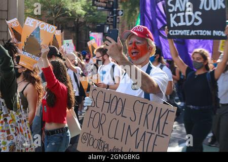 Les jeunes militants se sont réunis à l'hôtel de ville de New York et ont défilé à Battery Park exigeant une justice climatique intersectionnelle dans le monde, le 24 septembre 2021. Banque D'Images