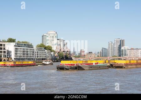 Redoute un remorqueur de la Tamise qui tire les barges de conteneurs de Cory le long de la Tamise vers le pont Vauxhall, Londres, Angleterre, Royaume-Uni Banque D'Images