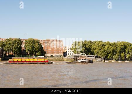 Redoute un remorqueur de la Tamise qui tire les barges de conteneurs de Cory le long de la Tamise vers le pont Vauxhall, Londres, Angleterre, Royaume-Uni Banque D'Images