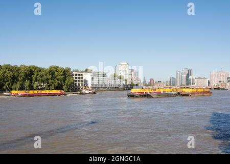 Redoute un remorqueur de la Tamise qui tire les barges de conteneurs de Cory le long de la Tamise vers le pont Vauxhall, Londres, Angleterre, Royaume-Uni Banque D'Images