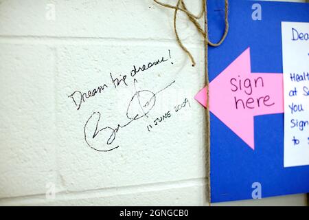 Signature du président Barack Obama sur un mur dans une salle de classe de santé à Southwest High School à Green Bay, Wisconsin, où il a assisté à une réunion de la mairie sur les soins de santé, le 11 juin 2009. Le personnel de l'éducation physique et de la santé a laissé une note demandant au président de signer le mur pour que les futurs étudiants puissent le voir. (Photo officielle de la Maison Blanche par Pete Souza) cette photo officielle de la Maison Blanche est mise à la disposition des organismes de presse pour publication et/ou pour impression personnelle par le(s) sujet(s) de la photo. La photographie ne peut être manipulée d'aucune façon ni utilisée dans des matériaux, des annonceurs Banque D'Images