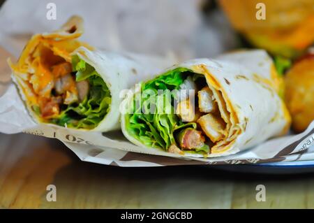 kebab, wraps de porc ou taco ou rouleau de légumes ou rouleaux mexicains ou rouleaux de salade Banque D'Images