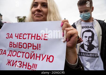 Moscou, Russie. 25 septembre 2021 Une femme a une affiche qui se lit: «pour des élections équitables! Pour une vie décente!" Lors d'un rassemblement de l'opposition pour protester contre les résultats des élections parlementaires russes à Moscou, en Russie Banque D'Images