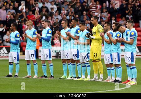 Les joueurs de Derby County prennent part à quelques applaudissements lors du match de championnat Sky Bet à Bramall Lane, Sheffield. Date de la photo: Samedi 25 septembre 2021. Banque D'Images