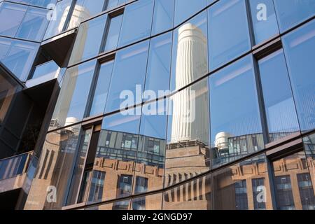 Réflexions en verre des cheminées emblématiques de la centrale électrique de Battersea, qui font désormais partie d'un nouveau développement résidentiel et commercial prestigieux à usage mixte Banque D'Images