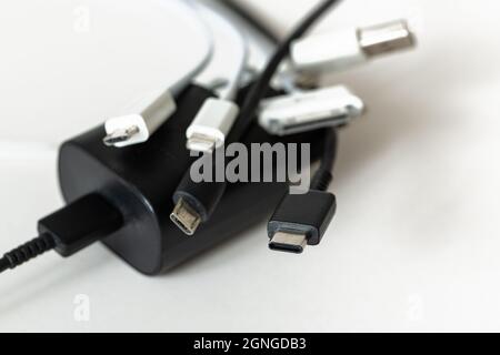 L'UE propose la normalisation des câbles de charge pour les téléphones cellulaires selon la norme USB-C, ce qui permet d'économiser et d'éviter les déchets grâce à la normalisation. Banque D'Images