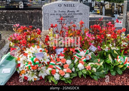 Timoleague, West Cork, Irlande. 25 septembre 2021. La tombe de Diarmuid O'Neill, membre de l'IRA, qui a été tué par balle par la police métropolitaine le 23 septembre 1996, est recouverte de fleurs et de couronnes à la veille du 25e anniversaire officiel de la mort d'O'Neill. L'ancien prisonnier républicain, l'attaquant de la faim et Sinn Féin TD, Martin Ferris, seront les conférenciers invités à l'événement de demain. Crédit : AG News/Alay Live News Banque D'Images