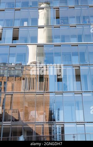 Réflexions en verre des cheminées emblématiques de la centrale électrique de Battersea, qui font désormais partie d'un nouveau développement résidentiel et commercial prestigieux à usage mixte Banque D'Images