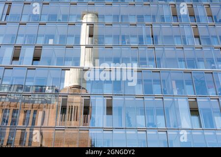 Réflexions en verre des cheminées emblématiques de la centrale électrique de Battersea, qui font désormais partie d'un nouveau développement résidentiel et commercial prestigieux à usage mixte Banque D'Images