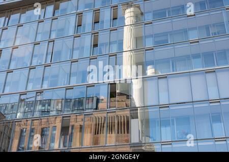 Réflexions en verre des cheminées emblématiques de la centrale électrique de Battersea, qui font désormais partie d'un nouveau développement résidentiel et commercial prestigieux à usage mixte Banque D'Images