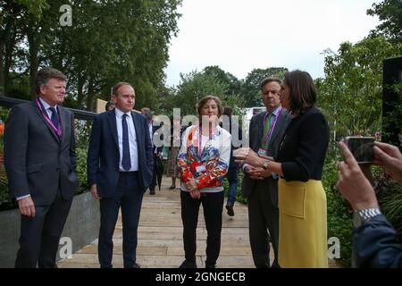 Londres, Royaume-Uni. 20 septembre 2021. George Ecute, secrétaire à l'environnement (2e à gauche), est présenté autour du jardin COP26 au salon des fleurs d'automne de Chelsea par la co-designer Marie-Louise Agius (R). Le spectacle est organisé par la Royal Horticultural Society sur le terrain de l'hôpital Royal Chelsea. Le jardin de la RHS COP26 met en lumière la crise climatique qui a précédé la Conférence des Nations Unies sur les changements climatiques de 2021, qui s'est tenue à Glasgow en novembre. Crédit : SOPA Images Limited/Alamy Live News Banque D'Images