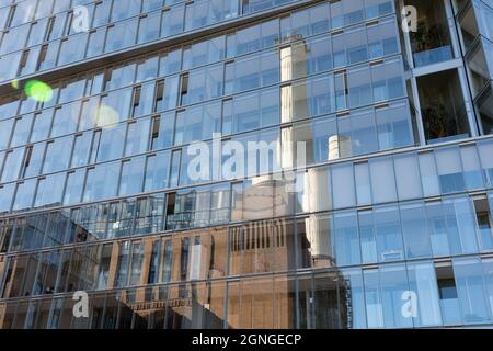 Réflexions en verre des cheminées emblématiques de la centrale électrique de Battersea, qui font désormais partie d'un nouveau développement résidentiel et commercial prestigieux à usage mixte Banque D'Images