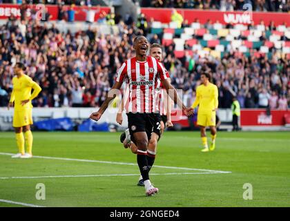 Brentford Community Stadium, Londres, Royaume-Uni. 25 septembre 2021. Premier League football Brentford contre Liverpool ; Ethan Pinnock de Brentford célèbre après avoir marquant son premier but dans la 27e minute pour le faire 1-0 crédit : action plus Sports/Alay Live News Banque D'Images