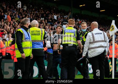 Leeds, Royaume-Uni. 25 septembre 2021. Les fans de West Ham sont arrêtés pour être entrés dans le champ de jeu après que Michail Antonio #9 de West Ham United a marqué le but gagnant à Leeds, Royaume-Uni le 9/25/2021. (Photo de James Heaton/News Images/Sipa USA) crédit: SIPA USA/Alay Live News Banque D'Images