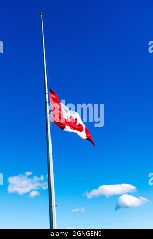 Un drapeau canadien vole à la moitié du personnel en l'honneur des survivants des pensionnats autochtones. Banque D'Images