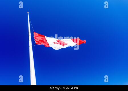 Un drapeau canadien vole à la moitié du personnel en l'honneur des survivants des pensionnats autochtones. Banque D'Images