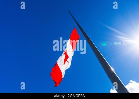 Un drapeau canadien vole à la moitié du personnel en l'honneur des survivants des pensionnats autochtones. Banque D'Images