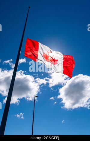 Un drapeau canadien vole à la moitié du personnel en l'honneur des survivants des pensionnats autochtones. Banque D'Images