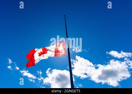 Un drapeau canadien vole à la moitié du personnel en l'honneur des survivants des pensionnats autochtones. Banque D'Images