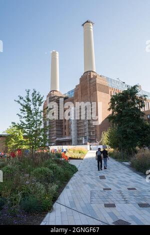 Les cheminées emblématiques de la centrale à charbon Battersea désaffectée - aujourd'hui un nouveau développement prestigieux à usage mixte Banque D'Images