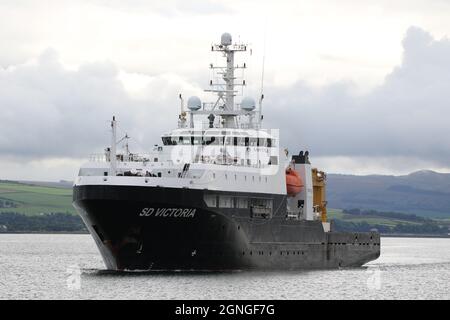 SD Victoria, un navire de soutien mondial exploité par Serco Marine Services pour le compte de l'armée britannique, passe Greenock sur le Firth de Clyde, alors qu'elle se dirige vers les exercices militaires Dynamic Mariner 2021 et joint Warrior 21-2. Banque D'Images