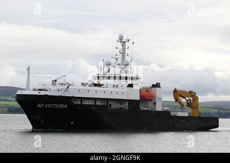 SD Victoria, un navire de soutien mondial exploité par Serco Marine Services pour le compte de l'armée britannique, passe Greenock sur le Firth de Clyde, alors qu'elle se dirige vers les exercices militaires Dynamic Mariner 2021 et joint Warrior 21-2. Banque D'Images